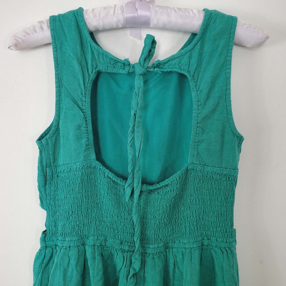 Japra Sleeveless Green midi Dress with Side Cutouts and an Open Back. - Picture 9 of 10